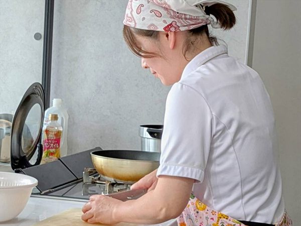 離乳食やお食事作りをサポートする様子