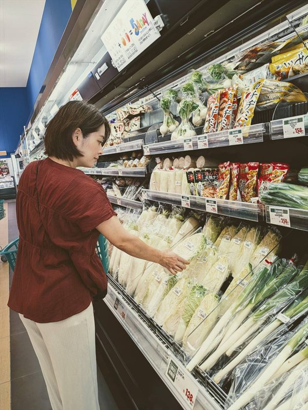 赤ちゃんのお世話をしながら買い物のサポートをする様子