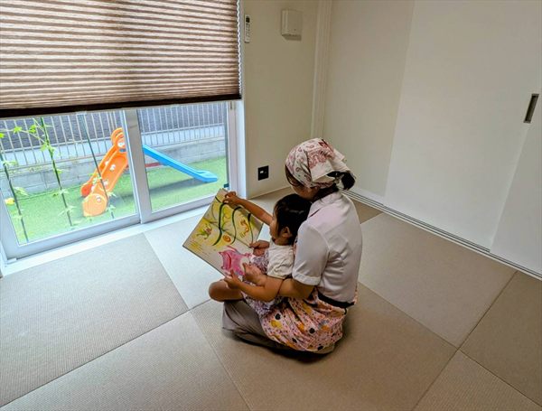 上のお子さまの身支度や入浴をサポートする様子